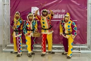 Hoy, festividad de San Antón, la botarga de Guadalajara sale a la calle para ofrecer El Alhiguí, desde la iglesia de Santiago