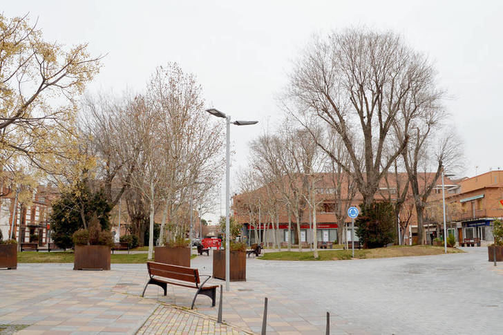 La Policía Local de Azuqueca denuncia a 21 personas que participaban en botellones en la plaza del General Vives y el parque de La Constitución
