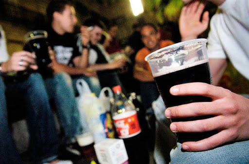Sanidad decreta, de acuerdo con las CCAA, el cierre de discotecas y bares de copas, control de los botellones y NO fumar en la vía pública si no hay 1,5 metros de distancia
