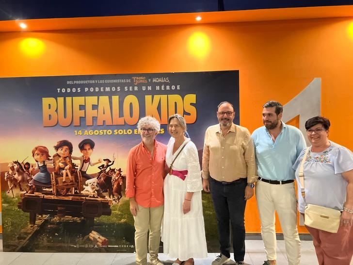 La alcaldesa Ana Guarinos asiste al preestreno de Bufalo Kids en los Multicines Guadalajara