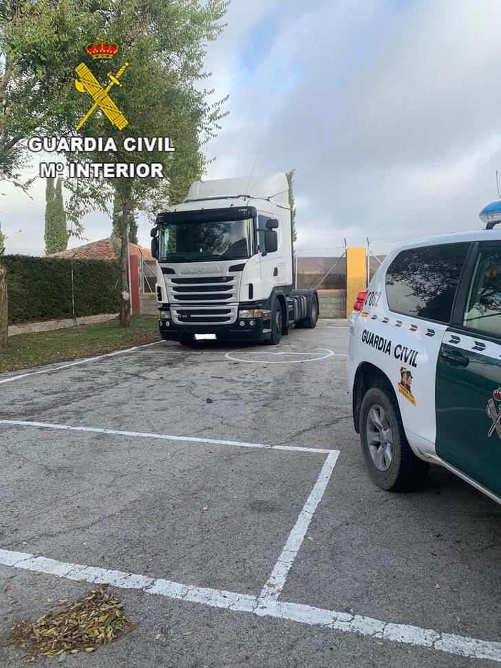 La Guardia Civil de Guadalajara detiene en la autovía del Nordeste a tres personas por el robo de un camión en la provincia de Burgos