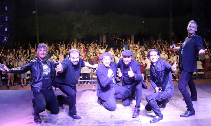 B-Vocal llena la Plaza del Pueblo y entusiasma en Cabanillas