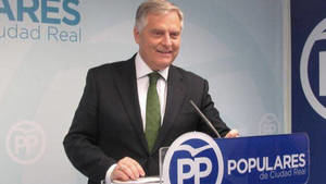 El PP censura el show mediático del consejero de Sanidad y su vacunación y exige a Page que acelere el proceso para no seguir 