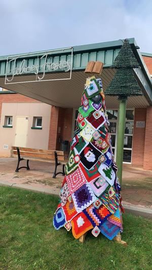 Espectacular Árbol de Navidad de ganchillo en Cabanillas