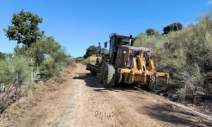 Trabajos de arreglo de caminos en el término municipal de Cabanillas, con el Plan de la Diputación