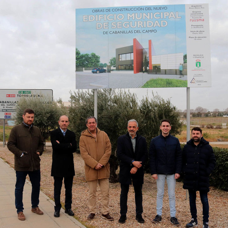 Ayuntamiento y constructora firman el «acta de replanteo» del nuevo Edificio Municipal de Seguridad, último paso antes del inminente inicio de las obras en Cabanillas