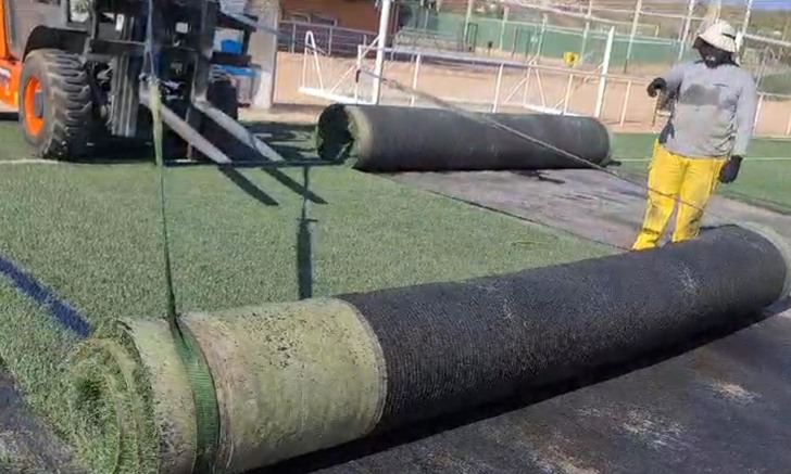 Se realizan trabajos de reparación en el césped artificial del Campo de Fútbol Municipal «Ramiro Almendros» de Cabanillas