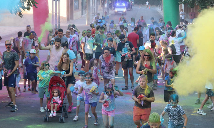 Polvos holi, espuma y mucha diversión en la 4ª Carrera de los Colores en Cabanillas