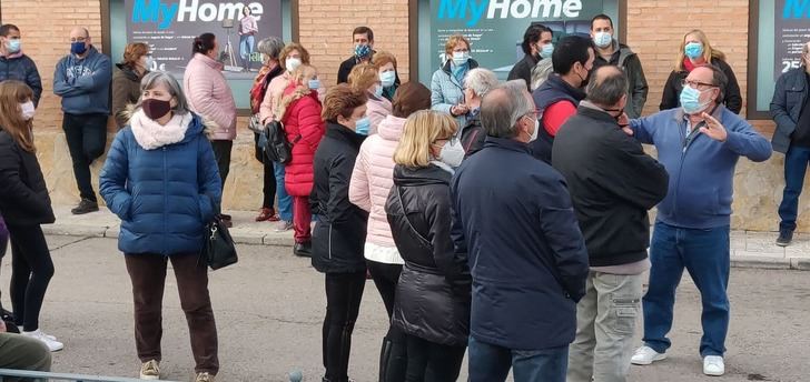 Los vecinos y vecinas de Fontanar reclaman a Caixa que revierta el cierre parcial y vuelva a abrir la oficina todos los días