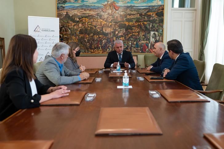 Diputación de Guadalajara y CaixaBank firman el contrato para instalar cajeros automáticos en 33 pueblos