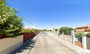 Obras de renovación de la tubería general de suministro de agua en la calle Londres de Cabanillas