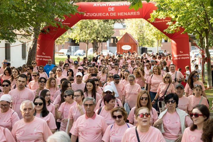Más de 500 personas participan en la primera Marcha contra el cáncer de mama de Azuqueca