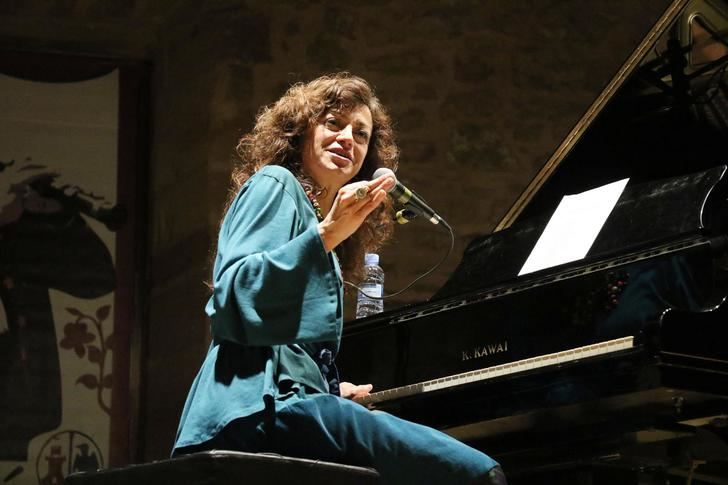 Carmen París emociona a Sigüenza con su Jota universal