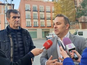 Carnicero anuncia que ya se puede quitar el andamio de la Plaza Mayor de Guadalajara después de la sentencia favorable al gobierno del PP