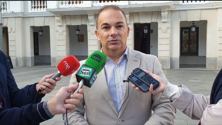 Carnicero denuncia el ridículo nacional que ha hecho Rojo en la licitación del parking de la calle Hermanos Fernández Galiano