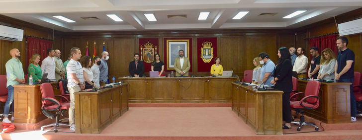 Al inicio de la sesión, se ha guardado, como es habitual, un minuto de silencio contra la violencia de género y como muestra de dolor por el reciente asesinato de una mujer en Tarancón