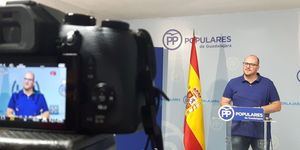 Castillo pide a Page que se deje de fotos y tuits y se ponga a trabajar para recuperar una Sanidad digna