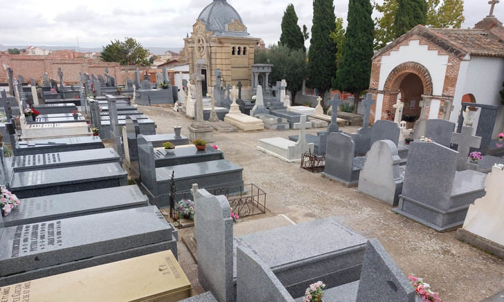 Limpieza extraordinaria y embellecimiento del Cementerio de Cabanillas, de cara a «Todos los Santos»