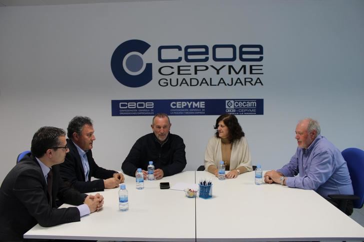 La presidenta de CEOE-CEPYME Guadalajara y los secretarios generales de UGT y CCOO mantienen un encuentro abogando por el diálogo social 