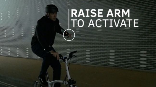 Una chaqueta inteligente ayuda a los ciclistas en la conducción