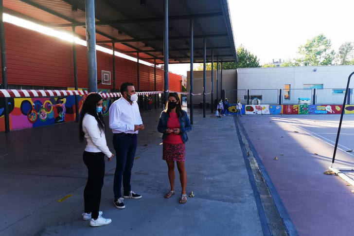 El Ayuntamiento de Azuqueca refuerza el inicio del nuevo curso con 27 monitores para organizar las entradas y salidas y tres personas extra de limpieza en cada centro