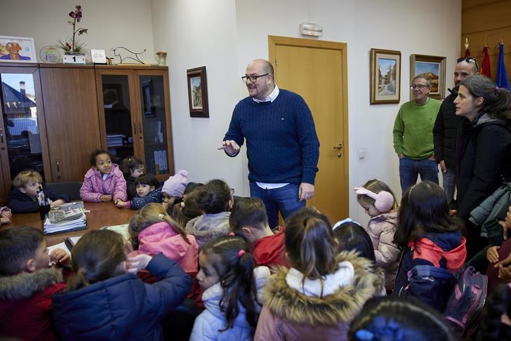 Alumnos de 3º de Infantil del Colegio de Yunquera de Henares conocen su Ayuntamiento