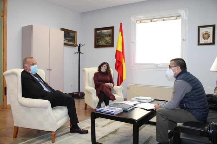 La presidenta de CEOE-CEPYME Guadalajara y el nuevo comisario de la policía nacional mantienen su primer encuentro de trabajo