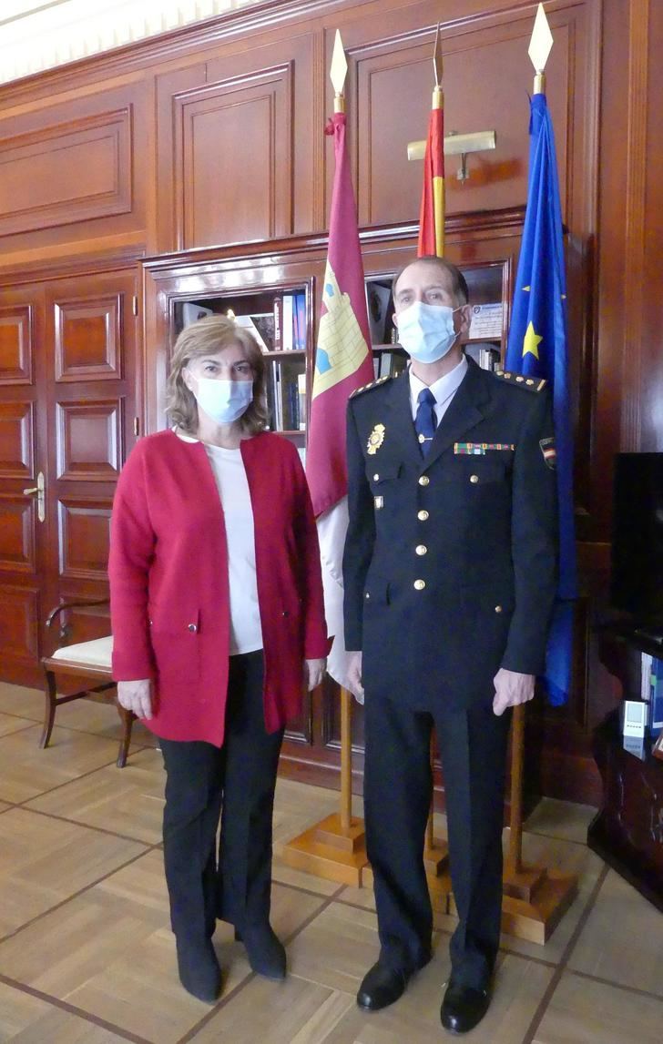 La subdelegada del Gobierno recibe al comisario San Román, que deja la Comisaría de Guadalajara para incorporarse a su nuevo destino