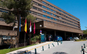 Los médicos de la UCI de Albacete desmienten a Page : "Nos han faltado monitores, respiradores, infraestructuras, tomas de gases…"