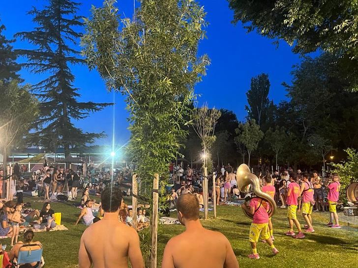 El conejo de la Loles reunió a 1.200 personas en la primera sesión del programa Viernes a la luna