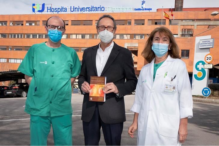 Un endocrinólogo del Hospital de Guadalajara, director de un libro que aborda la endocrinología clínica del envejecimiento