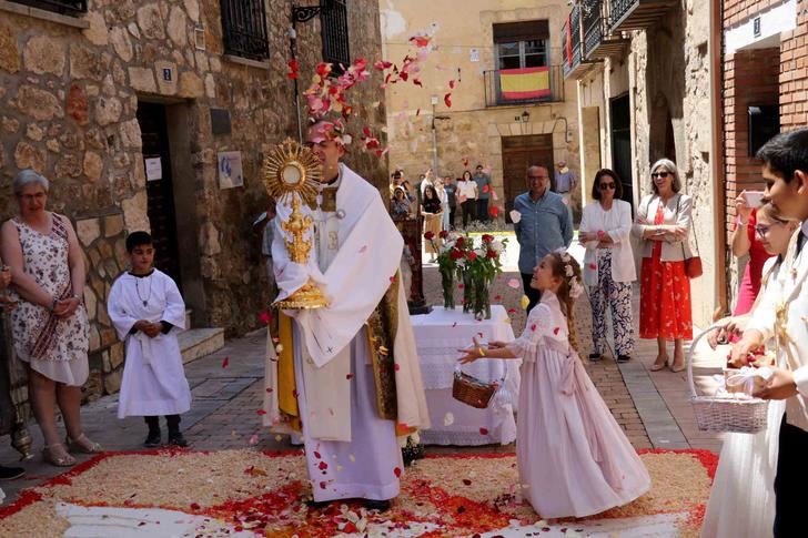 Almonacid de Zorita se vistió de colores para celebrar el Corpus Christi