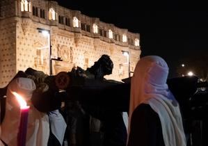 Solemne traslado del Cristo de la Expiración a hombros de los hermanos de La Pasión