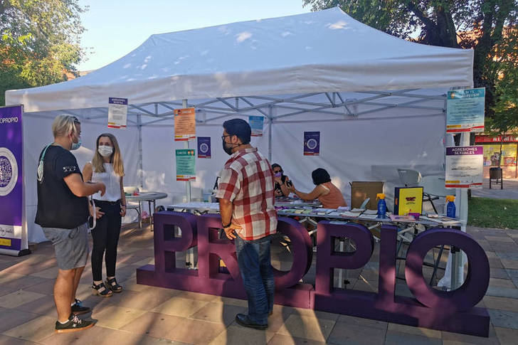 Jornada de sensibilización y prevención de violencia machista en el Espacio Propio de Cruz Roja Juventud instalado en la plaza del General Vives de Azuqueca