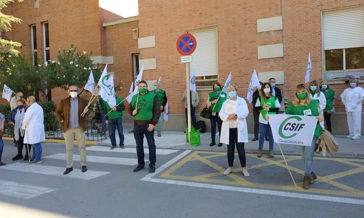 La Atención Primaria se CONCENTRA en Guadalajara para denunciar la situación desbordante y la improvisación