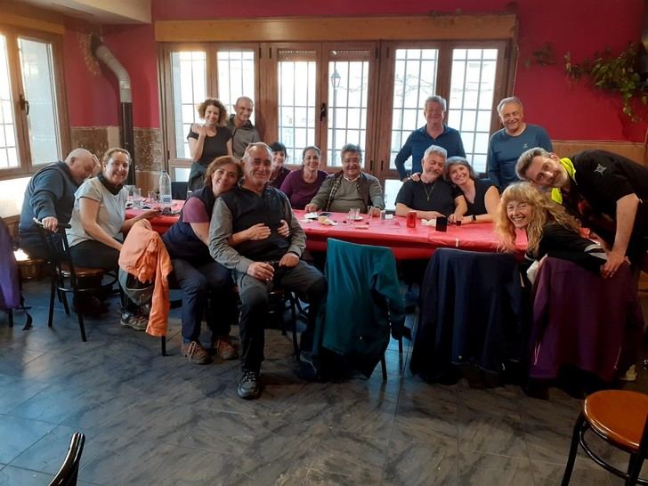 Fotografía tomada a un grupo de comensales del menú de cuchara en el restaurante “La cocina de Lyn” en Peralveche