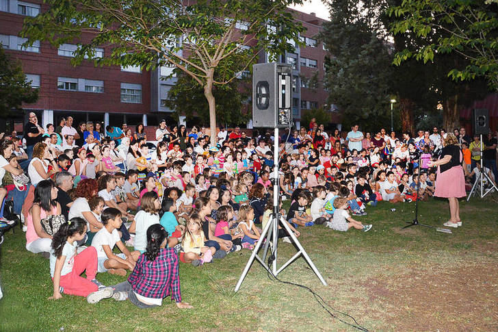 La sesión 'Cuentos a la luz de la luna' abrió un nuevo curso de la Biblioteca Municipal 'Almudena Grandes' de Azuqueca
