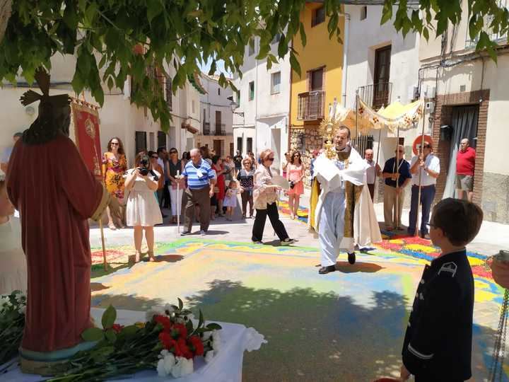 Los altares y alfombras del Corpus embellecieronlas calles de Almonacid de Zorita