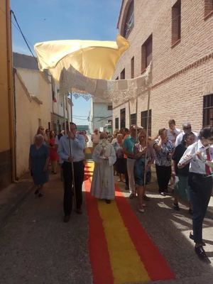 Las alfombras del Corpus llenan de colorido Fuentenovilla