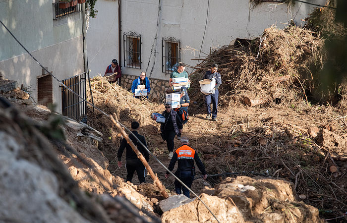 Equipos de rescate se abren paso en el casco antiguo de Letur y por el río para buscar a los cinco desaparecidos