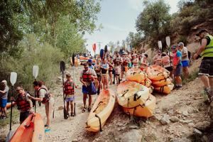 Un total de 400 piragüistas disfrutaron de la fiesta del agua en el X Descenso Popular del Tajo en Trillo