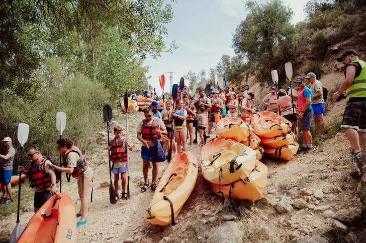 Un total de 400 piragüistas disfrutaron de la fiesta del agua en el X Descenso Popular del Tajo en Trillo 