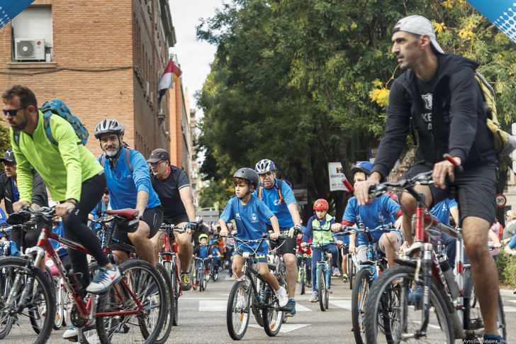 Más de 2.000 personas participan en la celebración del Día de la Bicicleta en Guadalajara
