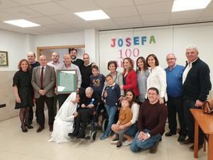 El presidente de la Diputaci&#243;n de Guadalajara felicita en Alovera a Josefa Moratilla por su 100 cumplea&#241;os