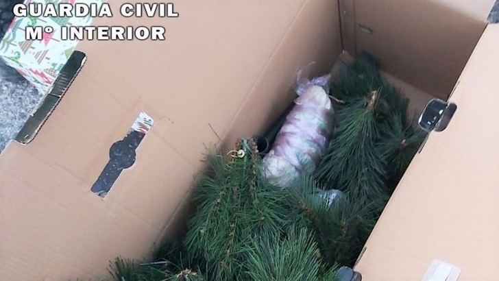 Dos detenidos en un control en Hellín con droga oculta entre adornos navideños