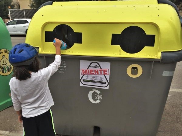 Miles de pegatinas con el mensaje “Ecoembes miente” aparecen en contenedores amarillos de todo el país