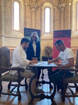 Luis Viejo y el ganadero Jos&#233; Miguel Arroyo Delgado, Joselito, firman el contrato para el Tradicional Encierro de Brihuega del 16 de agosto