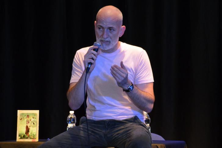 Cerca de 200 estudiantes mantienen un encuentro con el escritor Alejandro Palomas en Azuqueca