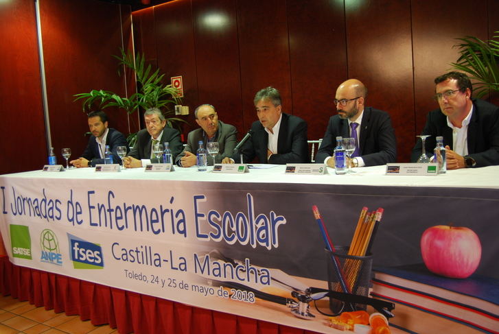 FOTO, de derecha a izquierda: Juan Francisco Ruiz, (secretario general SATSE CLM); Íñigo Cortázar (director general RRHH Sescam); Manuel Cascos (presidente SATSE); Nicolás Fernández (presidente nacional ANPE), Antonio Serrano (director general RRHH Educación) y Ramón Izquierdo (presidente ANPE Castilla-La Mancha).
