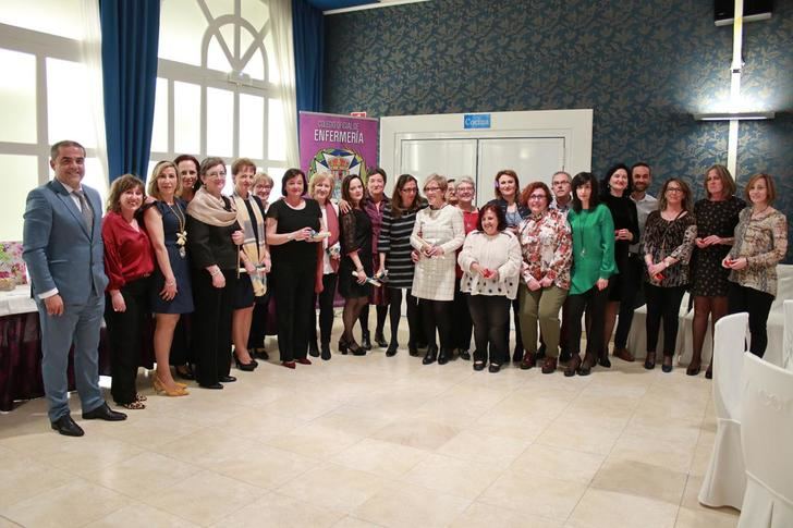 El presidente del Colegio de Enfermería (primero por la izda) junto a las profesionales que se retiran este año y las que cumplen 25 años colegiadas
